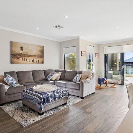 Luxury Waterfront Canal Estate With Private Jetty Villa Mandurah Exterior foto